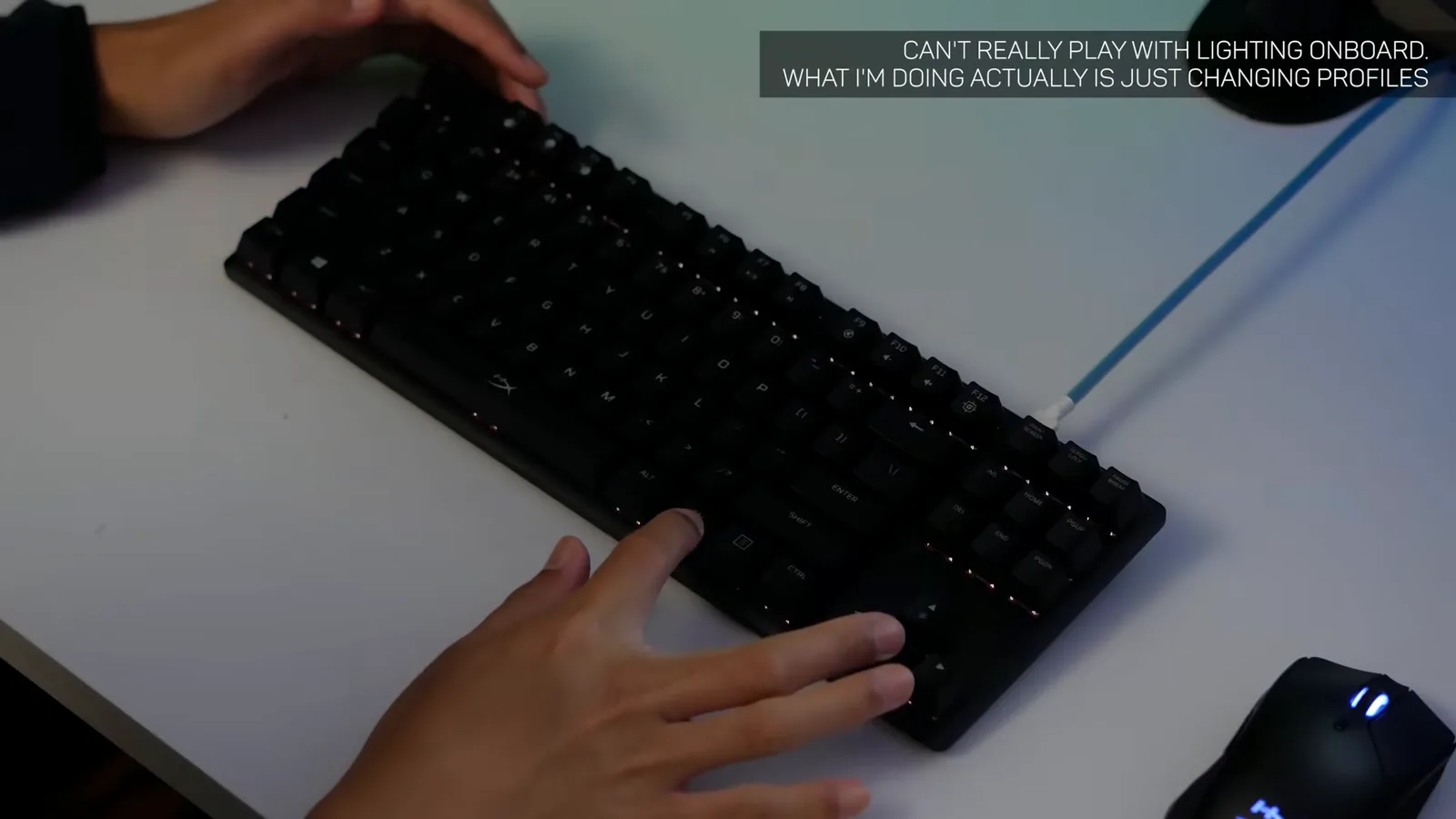 Teclado HyperX Alloy Origins Core com iluminação RGB em uso