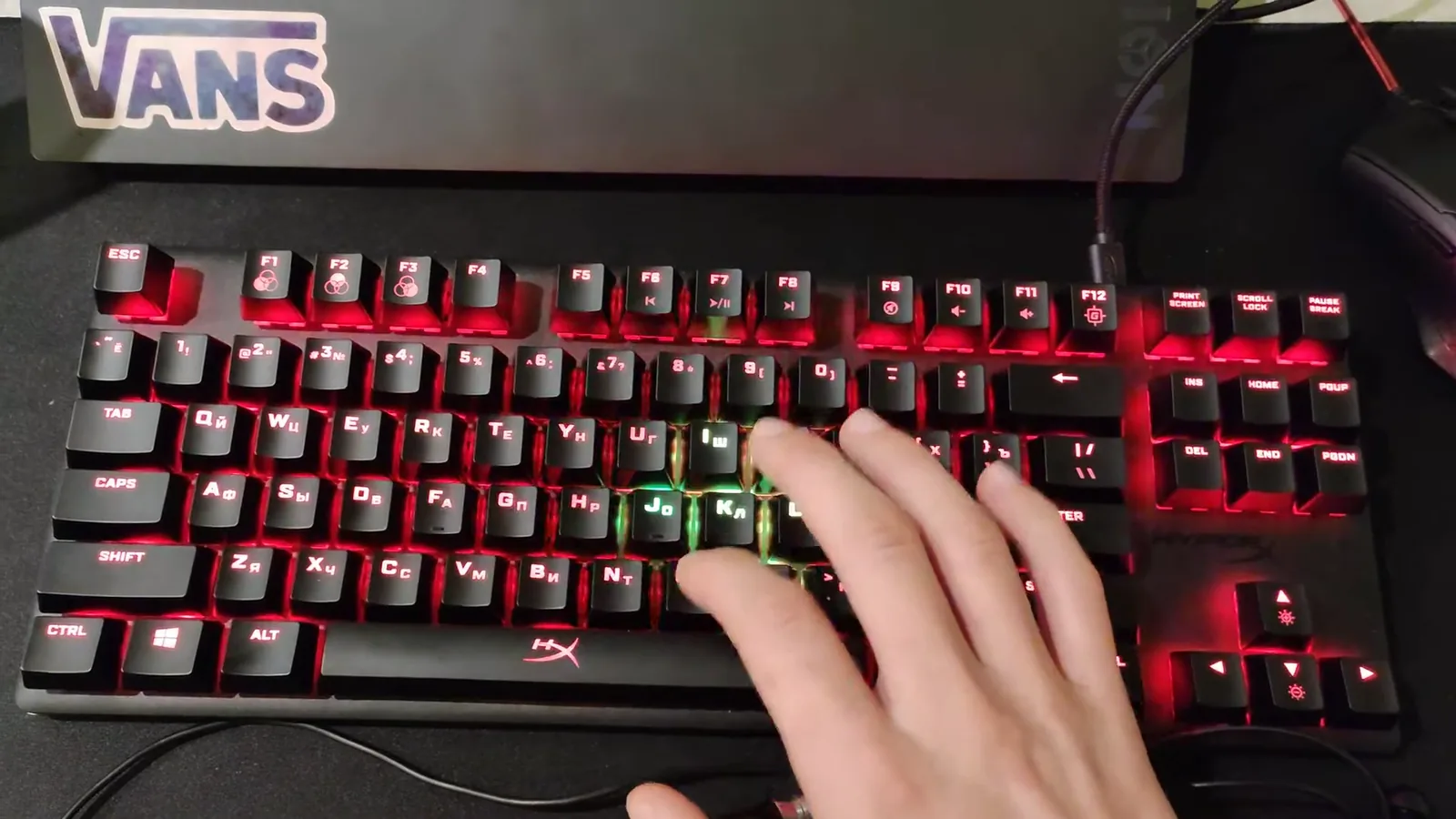 Teclado mecânico HyperX Alloy Origins Core com iluminação RGB ativa