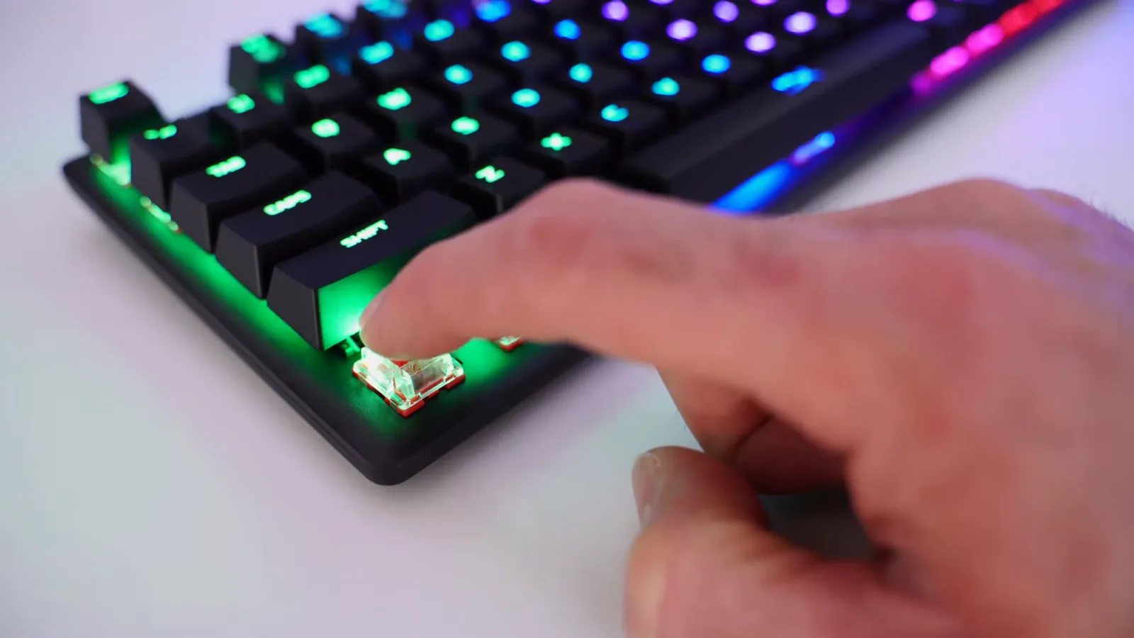 Pressionamento do switch linear HyperX Red para teste de resposta