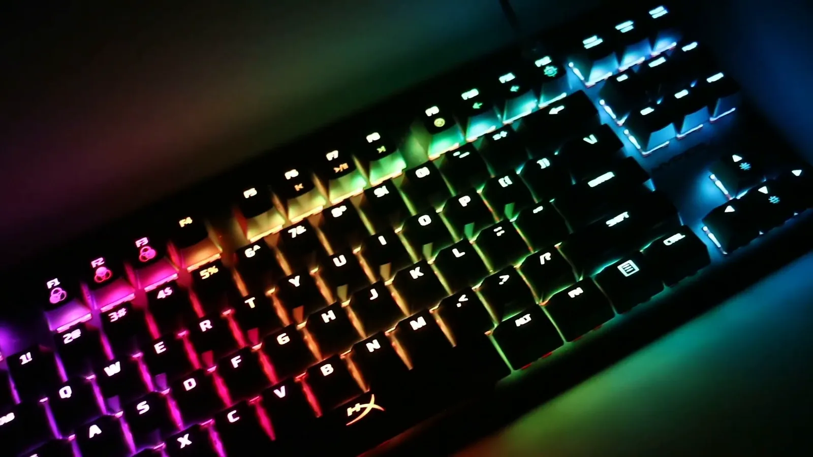 Teclado mecânico HyperX Alloy Origins Core com iluminação RGB ligada