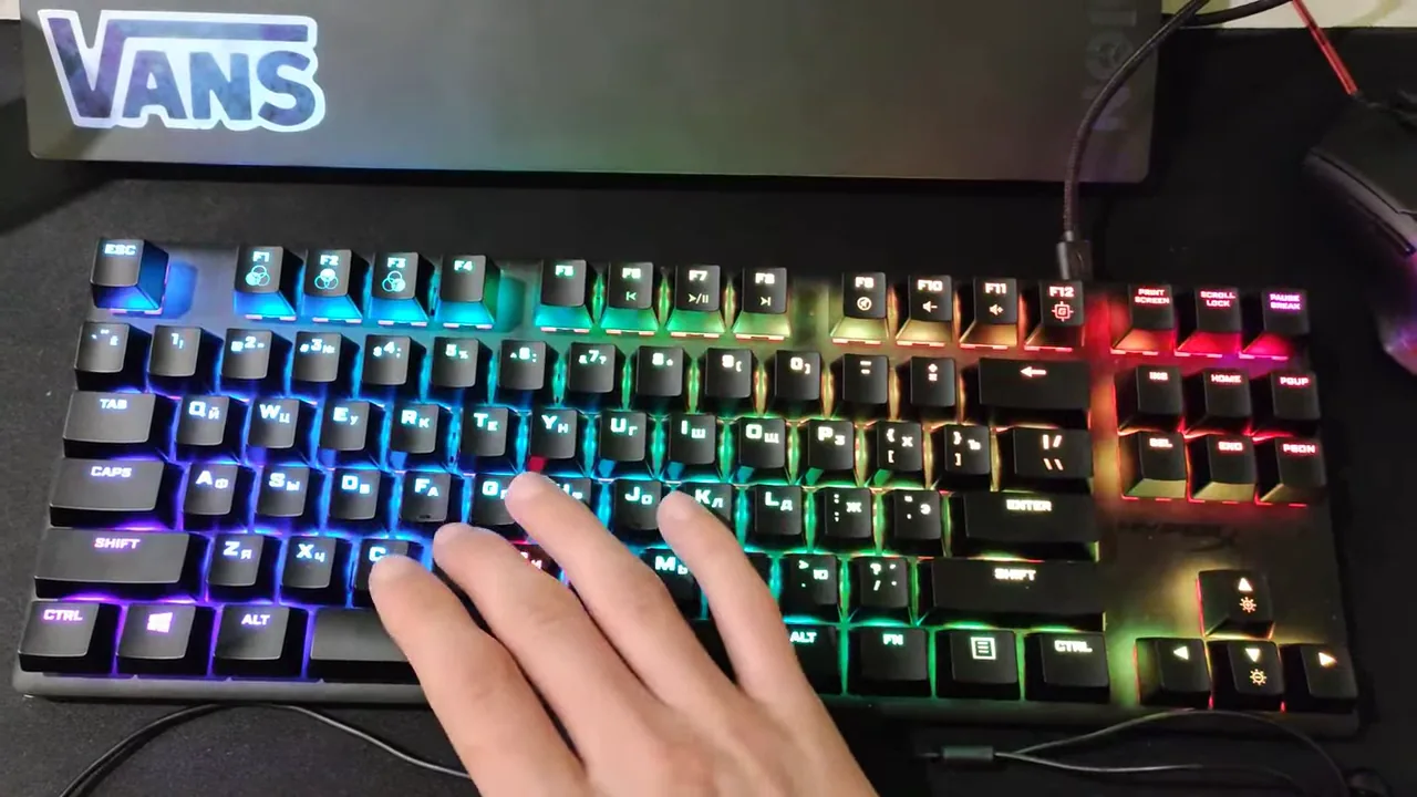 Teste de digitação e iluminação no teclado mecânico HyperX Alloy Origins Core