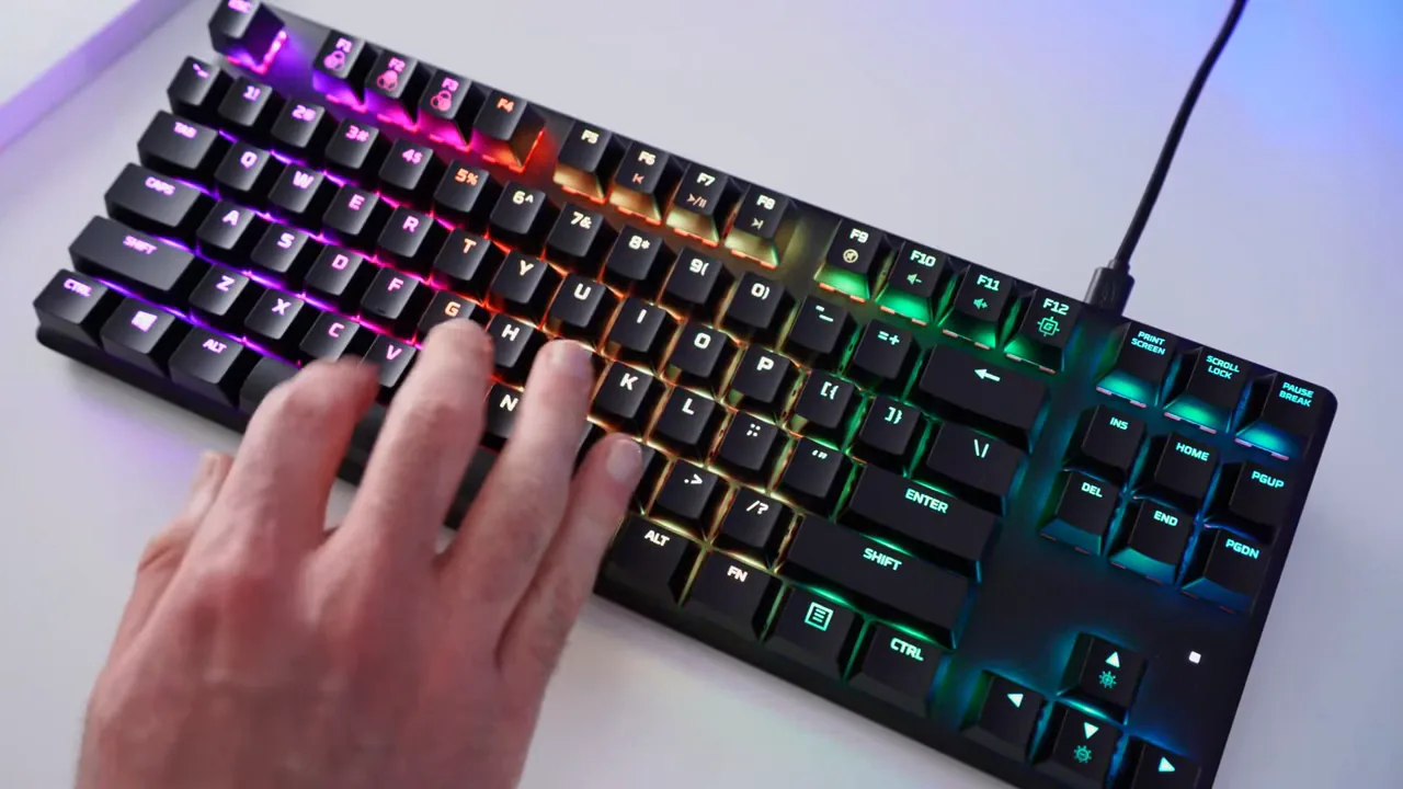 Digitação rápida no teclado mecânico com teclas iluminadas em RGB