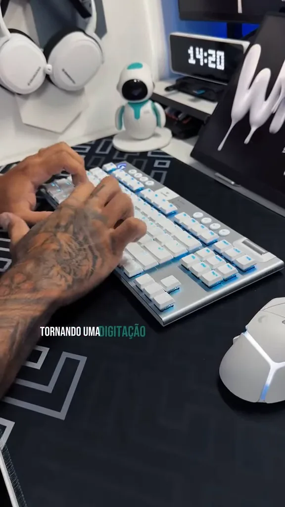 Digitação contínua demonstrando a estabilidade do teclado mecânico Logitech G915 X