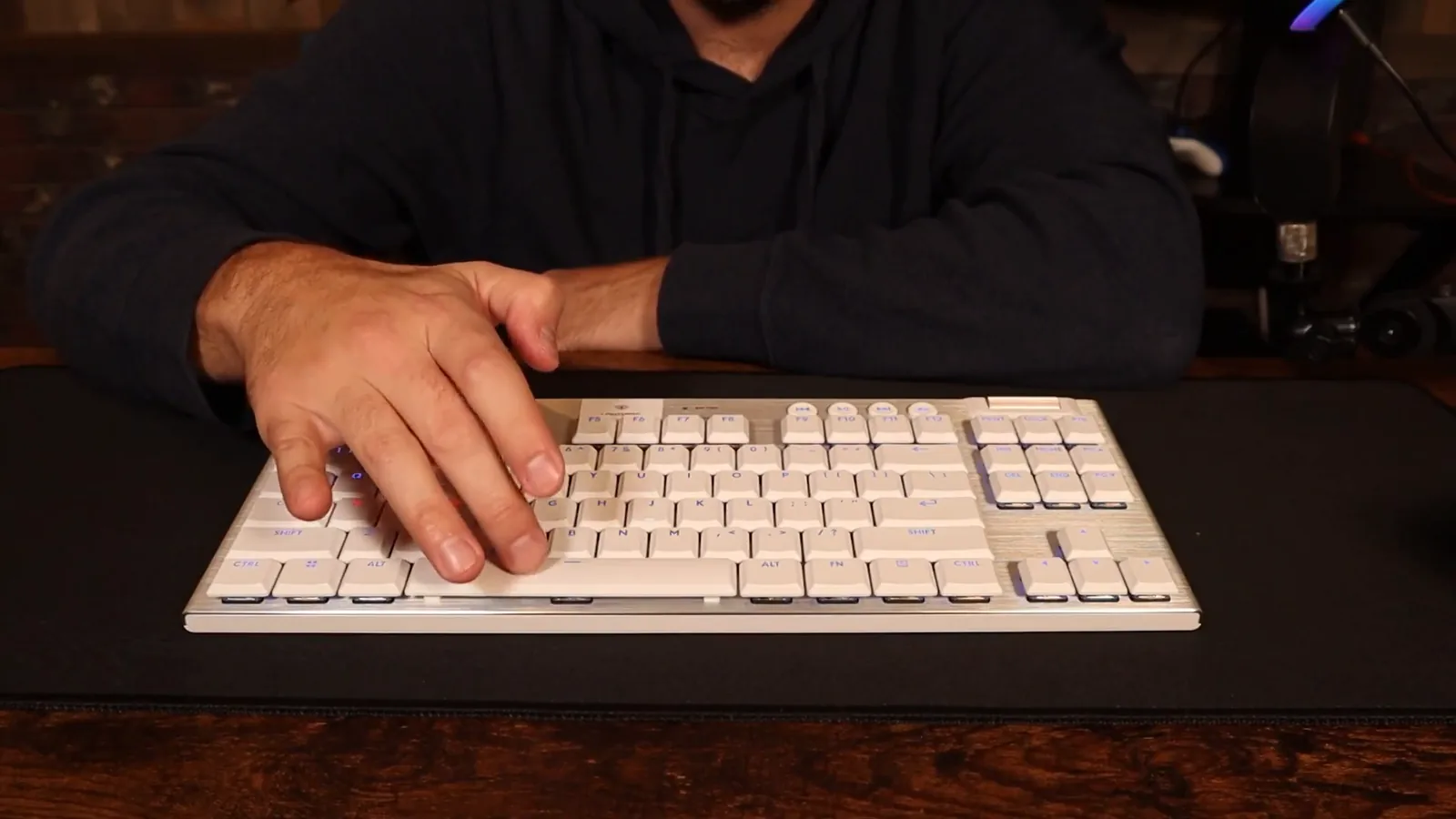 Digitação fluida nas teclas de perfil baixo com iluminação RGB ativa