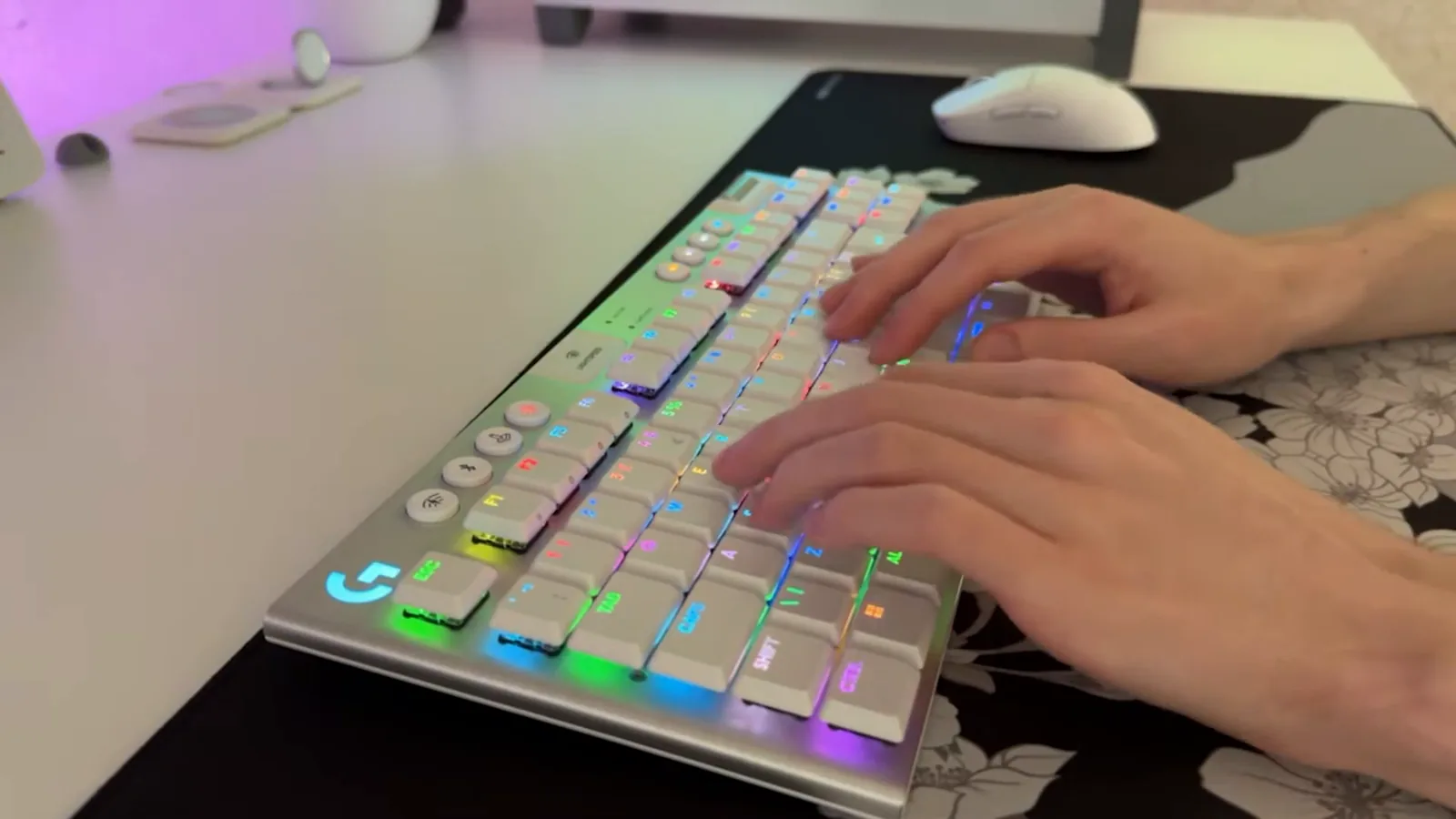 Digitação ágil no teclado gamer sem fio ultrafino com iluminação RGB