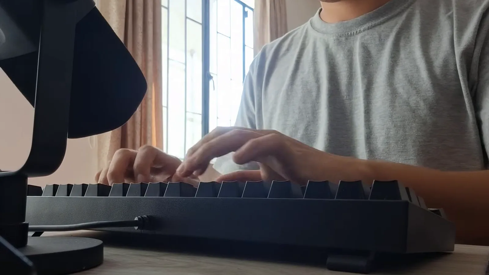 Usuário digitando no teclado gamer mecânico Redragon Kumara
