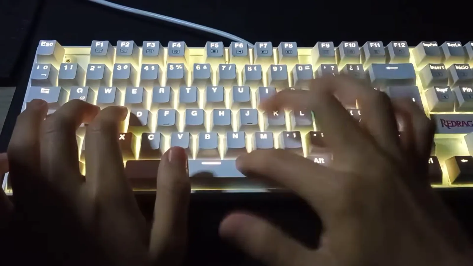 Digitação contínua no teclado mecânico Redragon Kumara com iluminação amarela