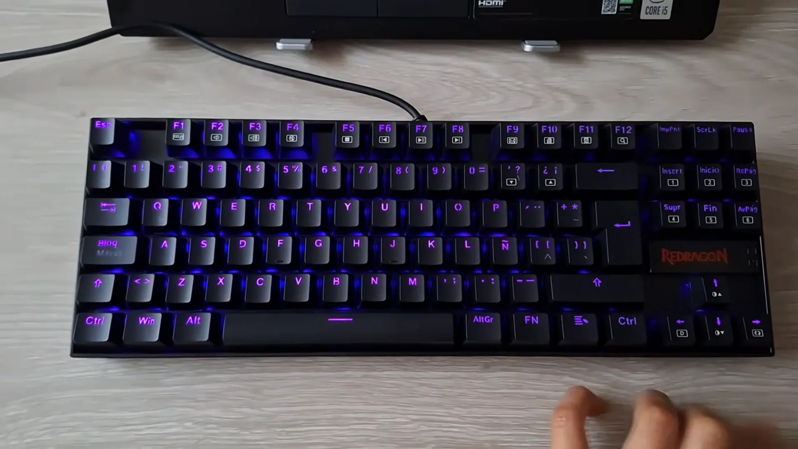 Iluminação RGB multicolorida ativada no teclado mecânico Redragon Kumara
