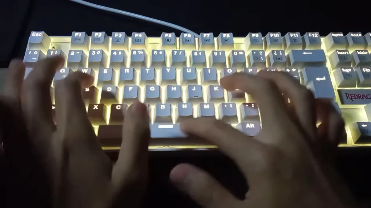 Teste de digitação contínua nas teclas do teclado Redragon Kumara