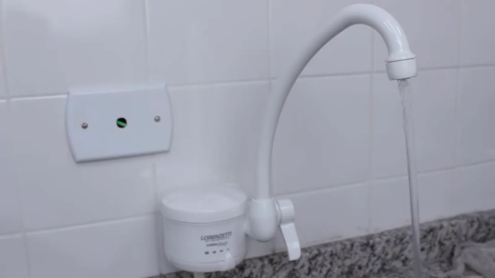 Torneira elétrica Loren Easy instalada com água corrente na cuba