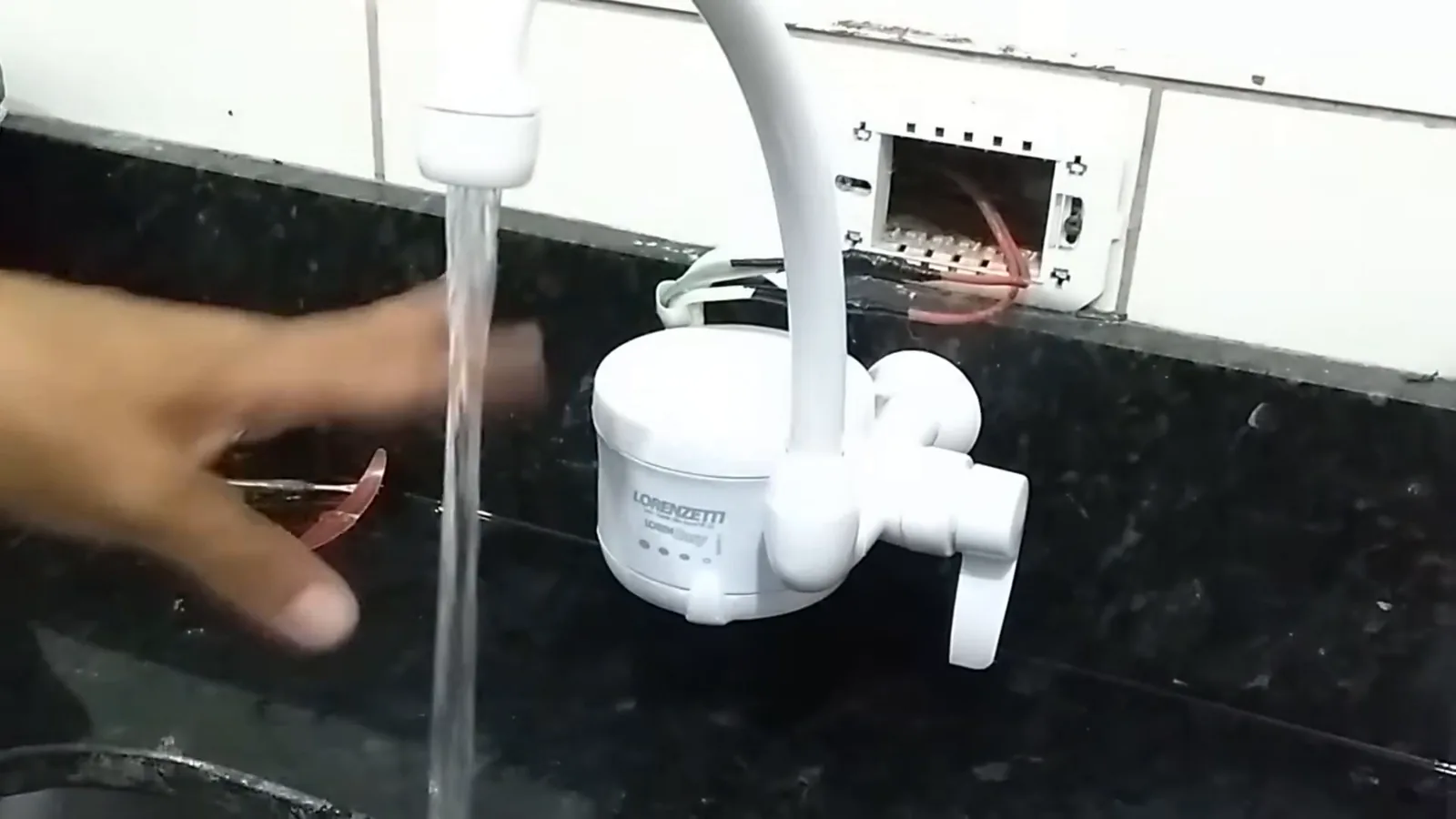Torneira elétrica Lorenzetti Loren Easy ligada com água fluindo na pia