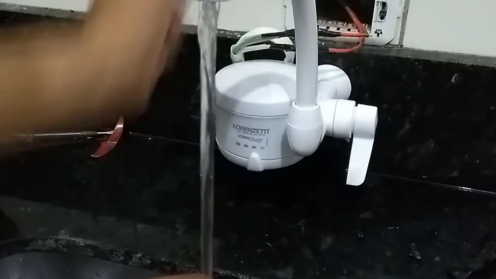 Torneira Loren Easy ligada com água morna saindo da bica