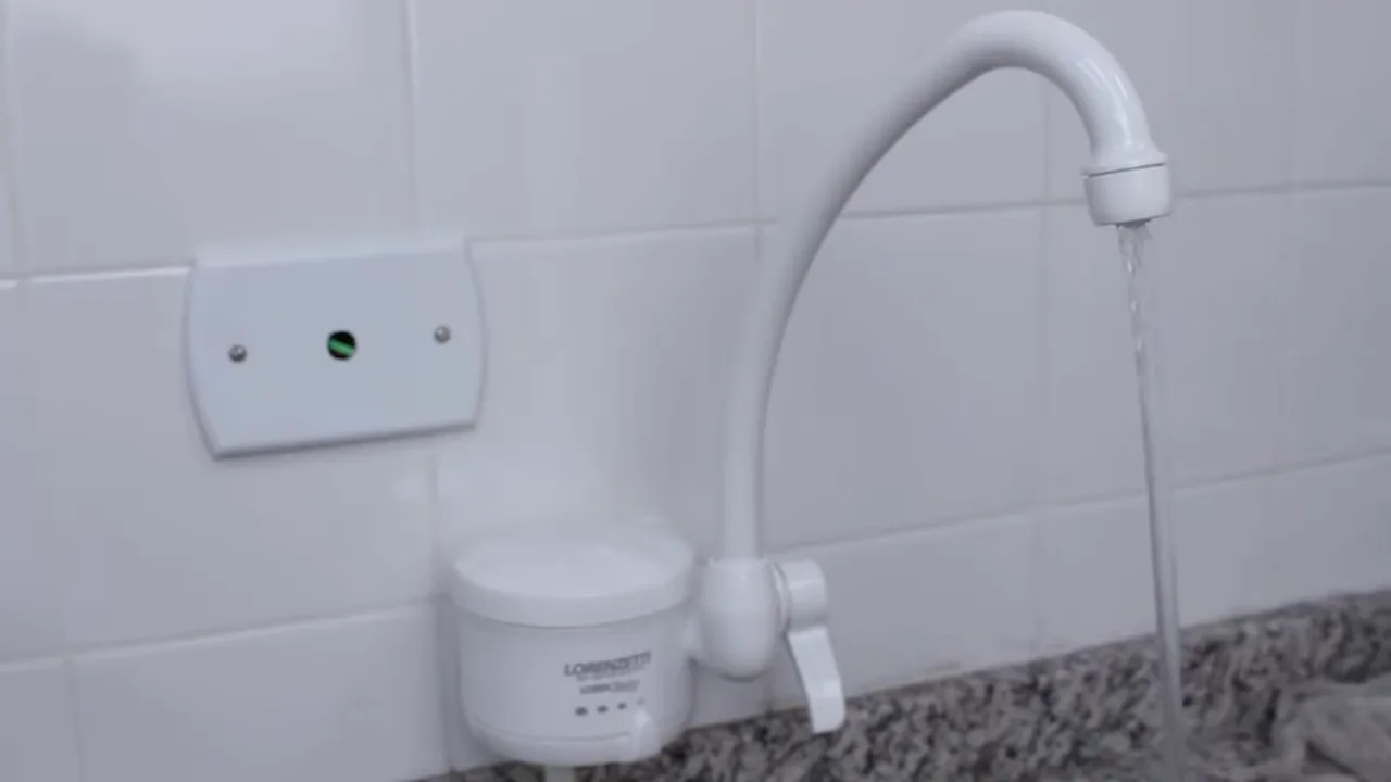 Torneira elétrica instalada liberando fluxo de água corrente