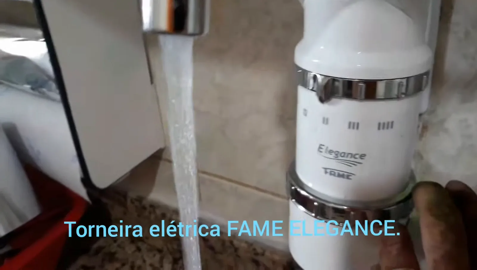 Torneira elétrica Fame Elegance com água corrente ligada na cuba