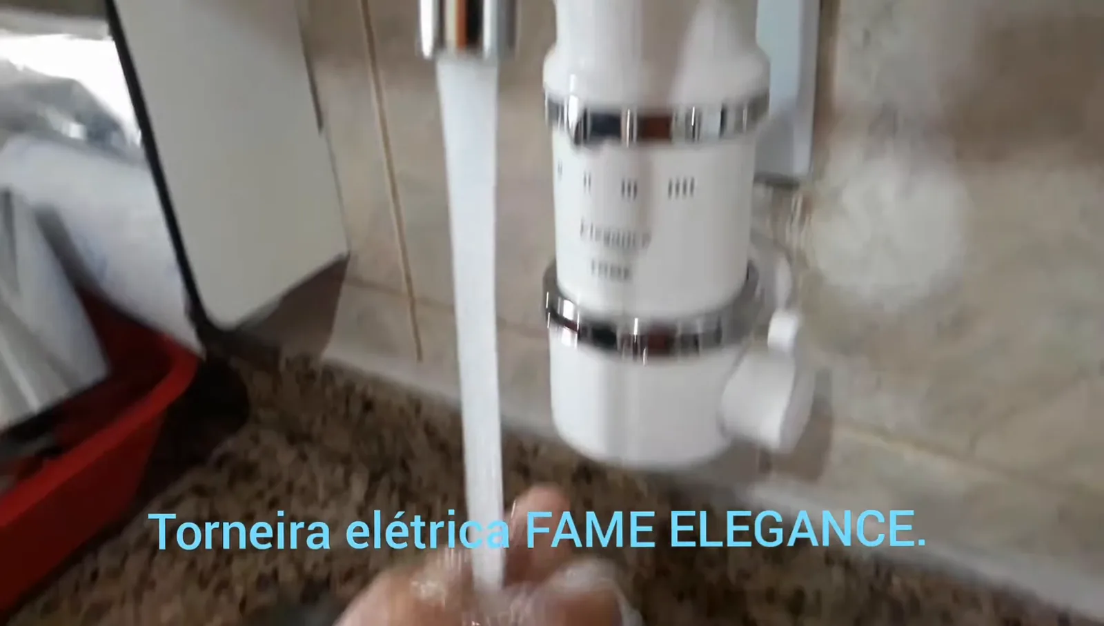 Teste do fluxo de água aquecida na torneira Fame Elegance