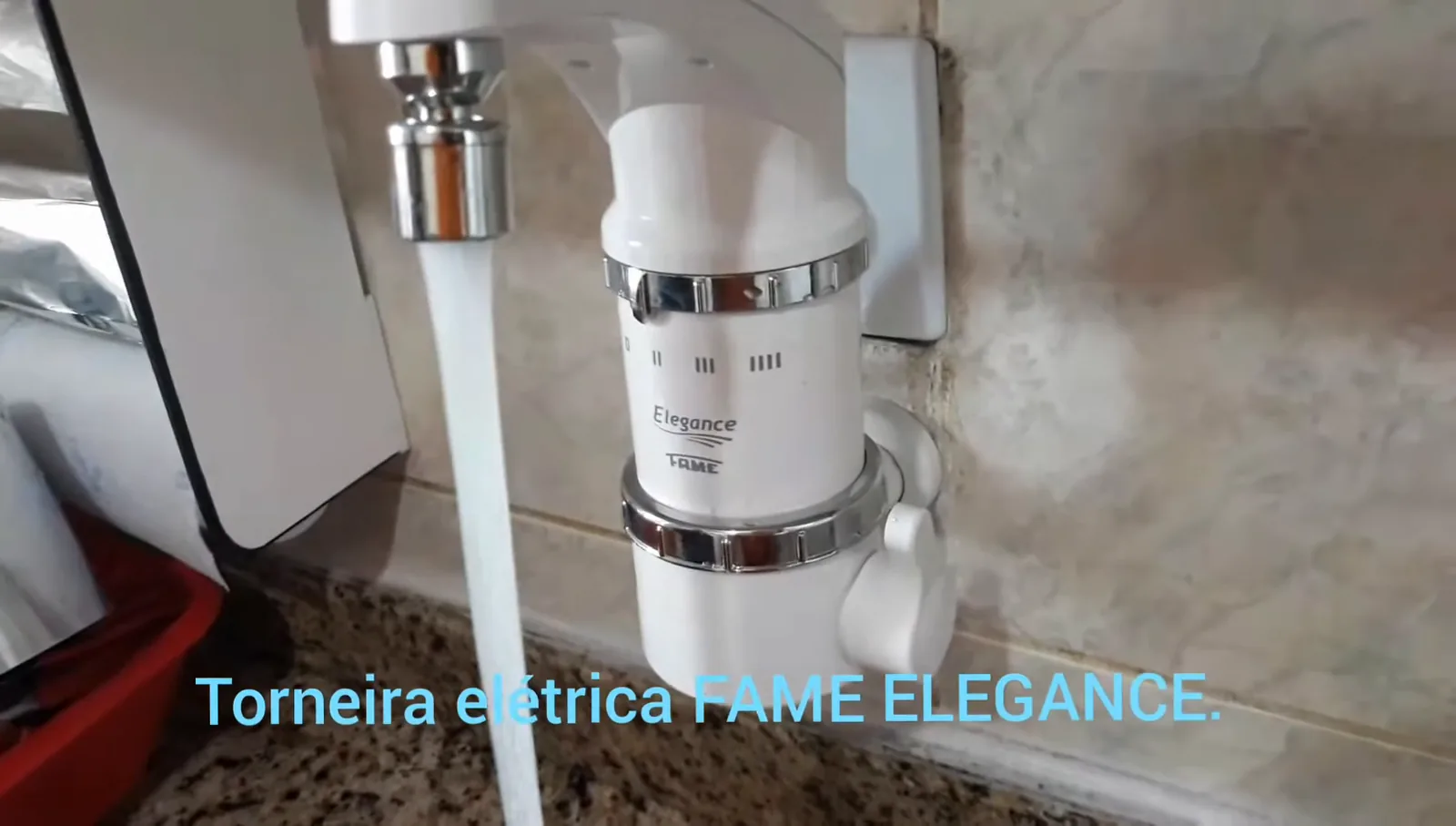 Torneira elétrica Fame Elegance com jato contínuo funcionando na pia