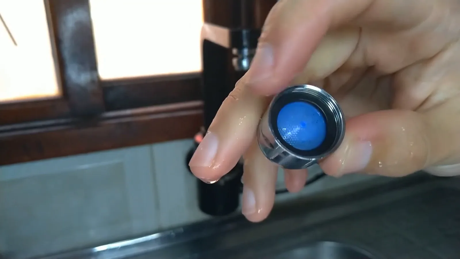 Arejador desmontável da torneira elétrica destacando o filtro interno