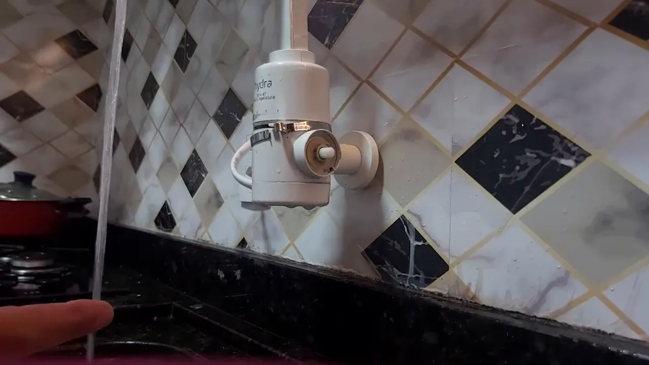 Torneira elétrica Hydra Slim com água fluindo de forma contínua
