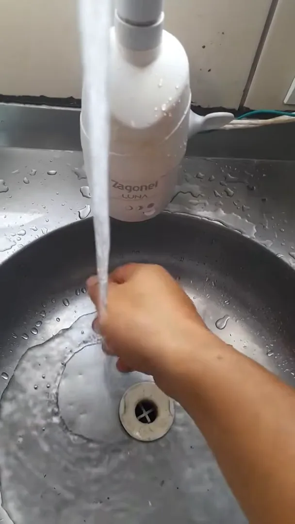 Torneira elétrica Zagonel Luna liberando jato de água aquecida na pia