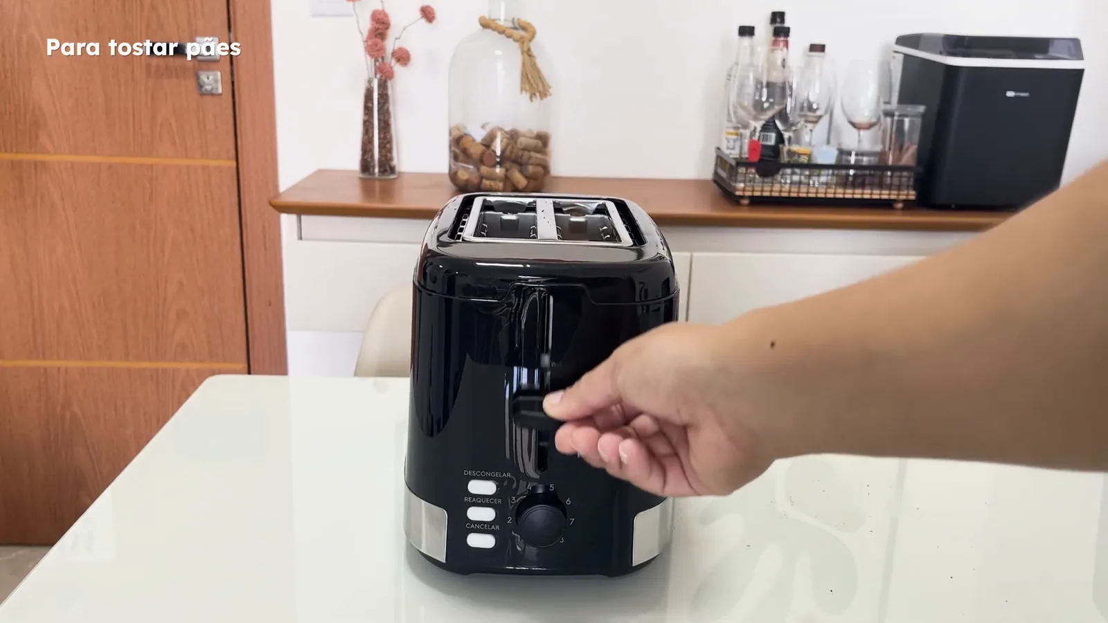 Acionamento da alavanca para iniciar a tostagem do pão