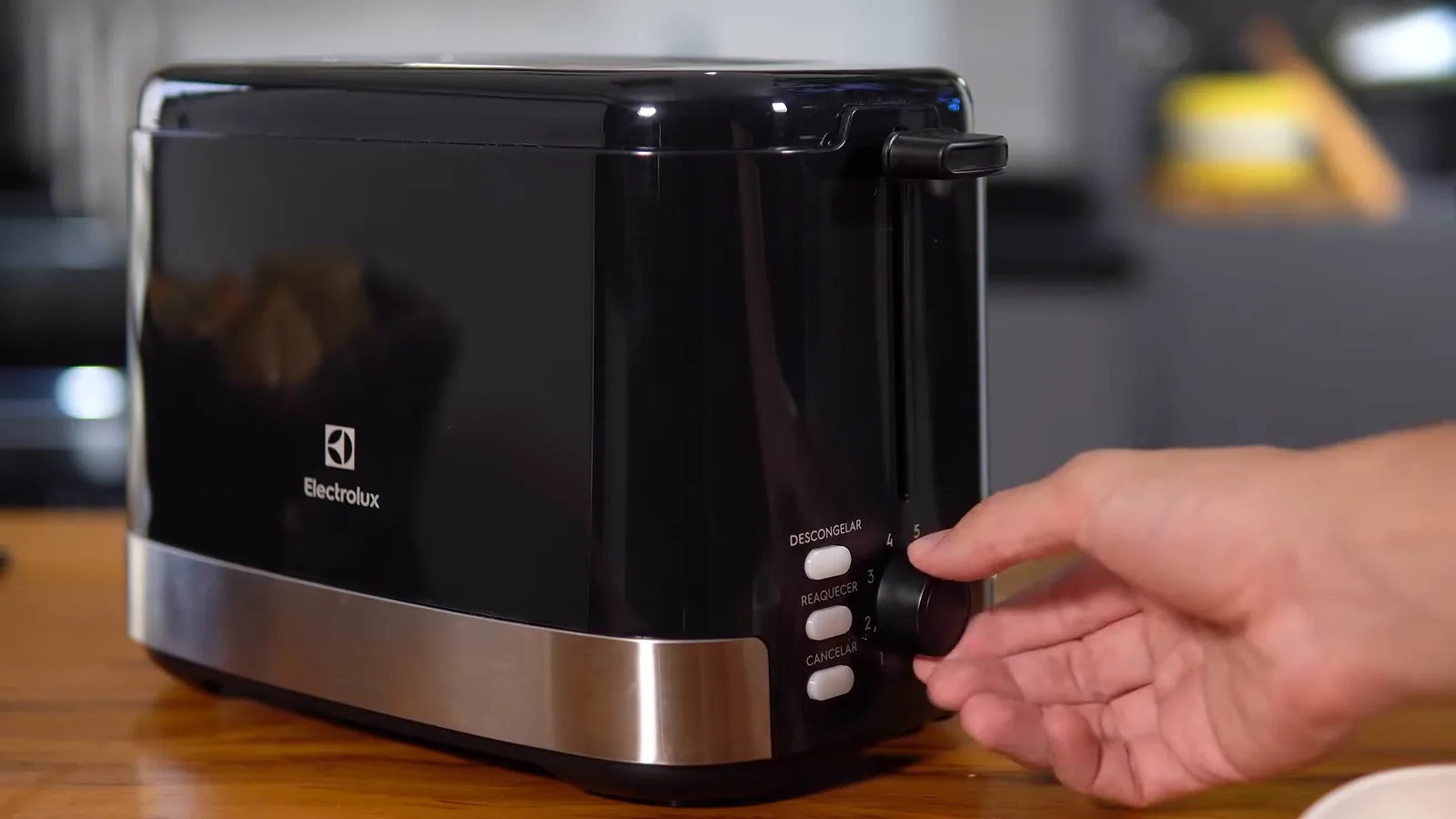Ajuste do nível de tostagem no seletor da torradeira Electrolux