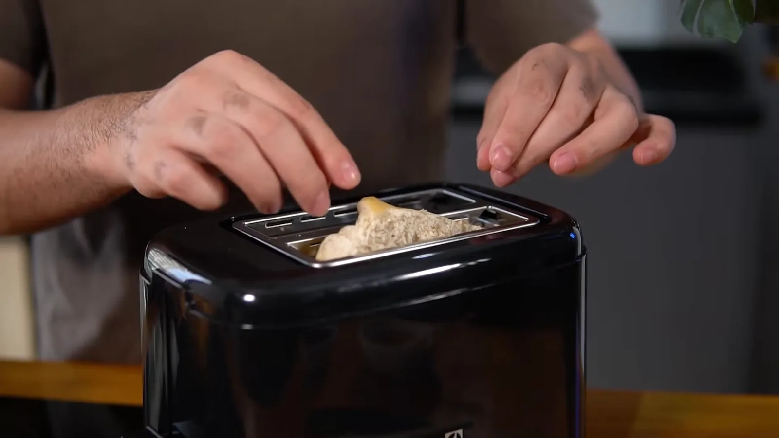 Abertura larga acomodando fatia de pão francês na torradeira Electrolux