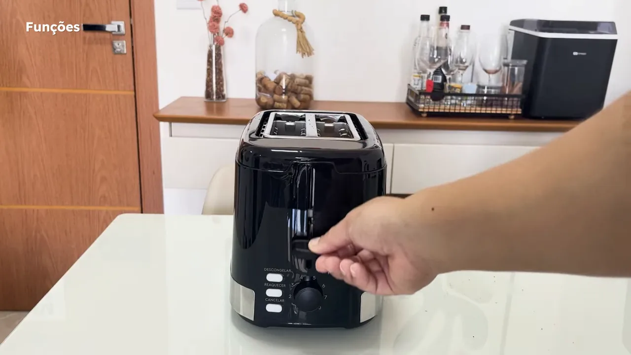 Inserção do pão e acionamento da torradeira até a ejeção