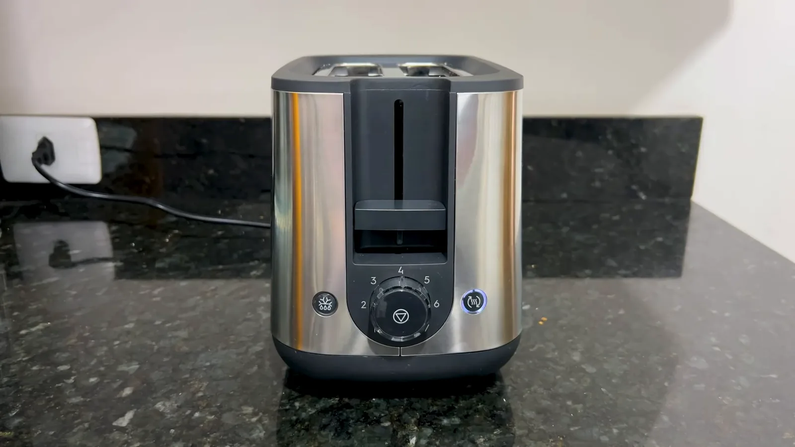 Torradeira elétrica Electrolux acionada com botão seletor luminoso em funcionamento