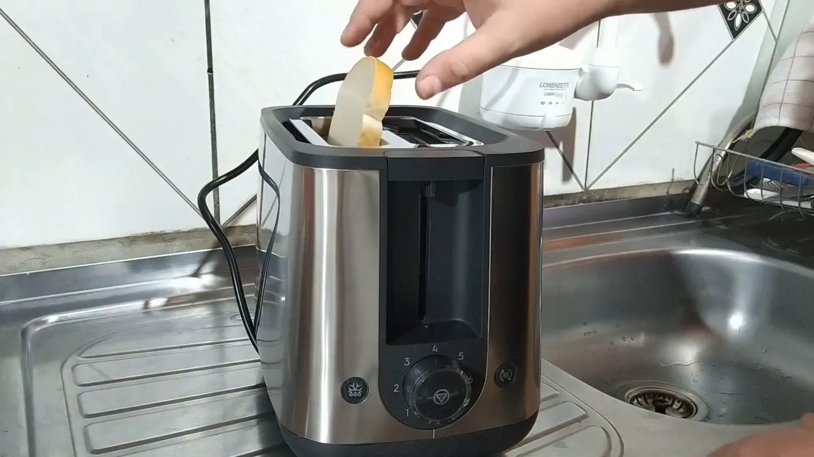 Inserção de fatia de pão na abertura da torradeira Electrolux
