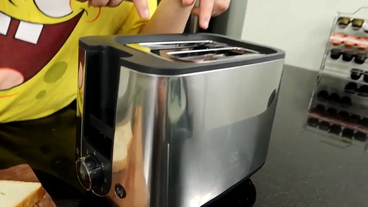 Pães sendo tostados nas fendas internas com resistências aquecidas
