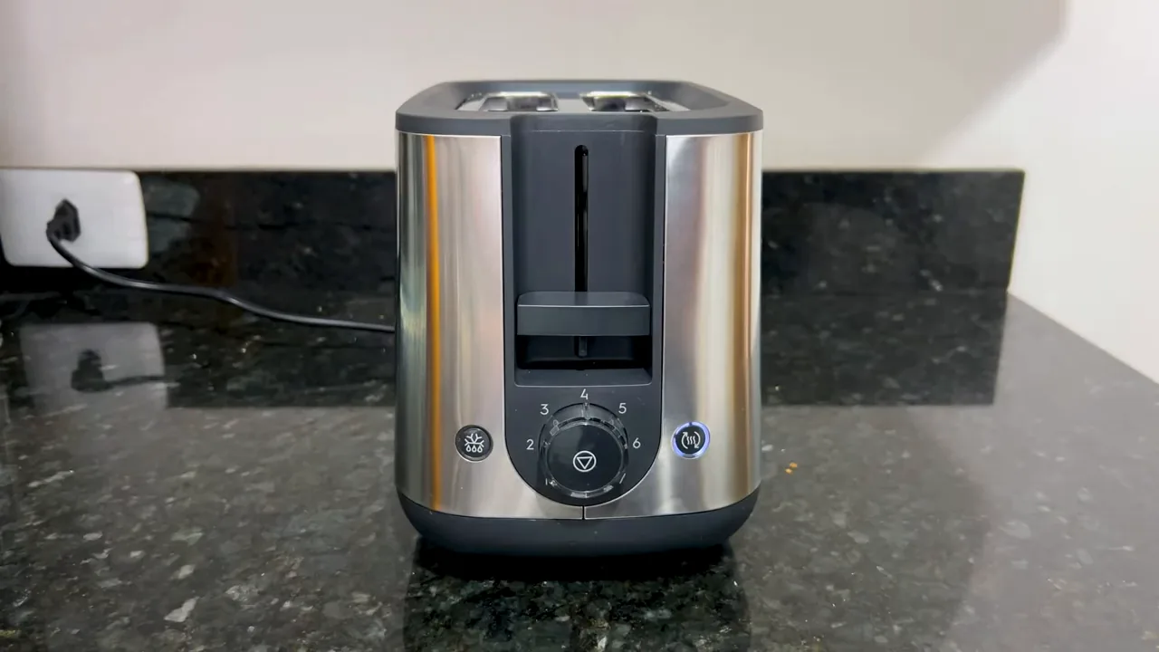 Torradeira elétrica Electrolux ligada com indicador luminoso e resistências ativas