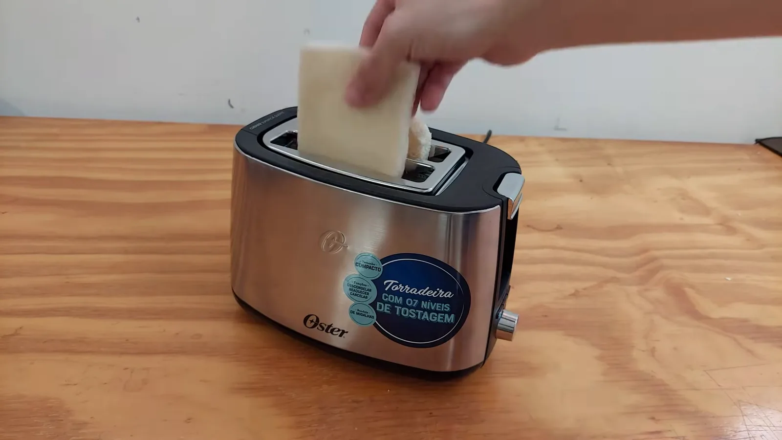 Colocação de fatias de pão nos compartimentos da torradeira