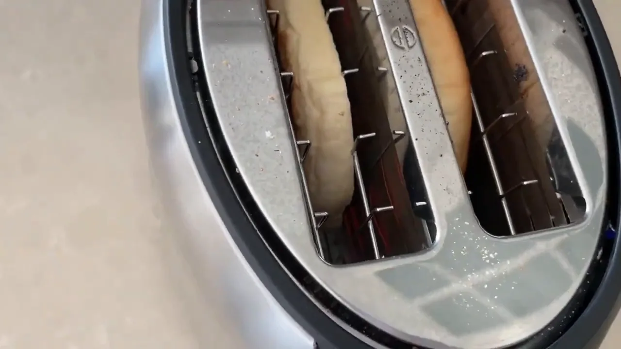 Aquecimento interno da torradeira Oster acionado na função específica de bagel