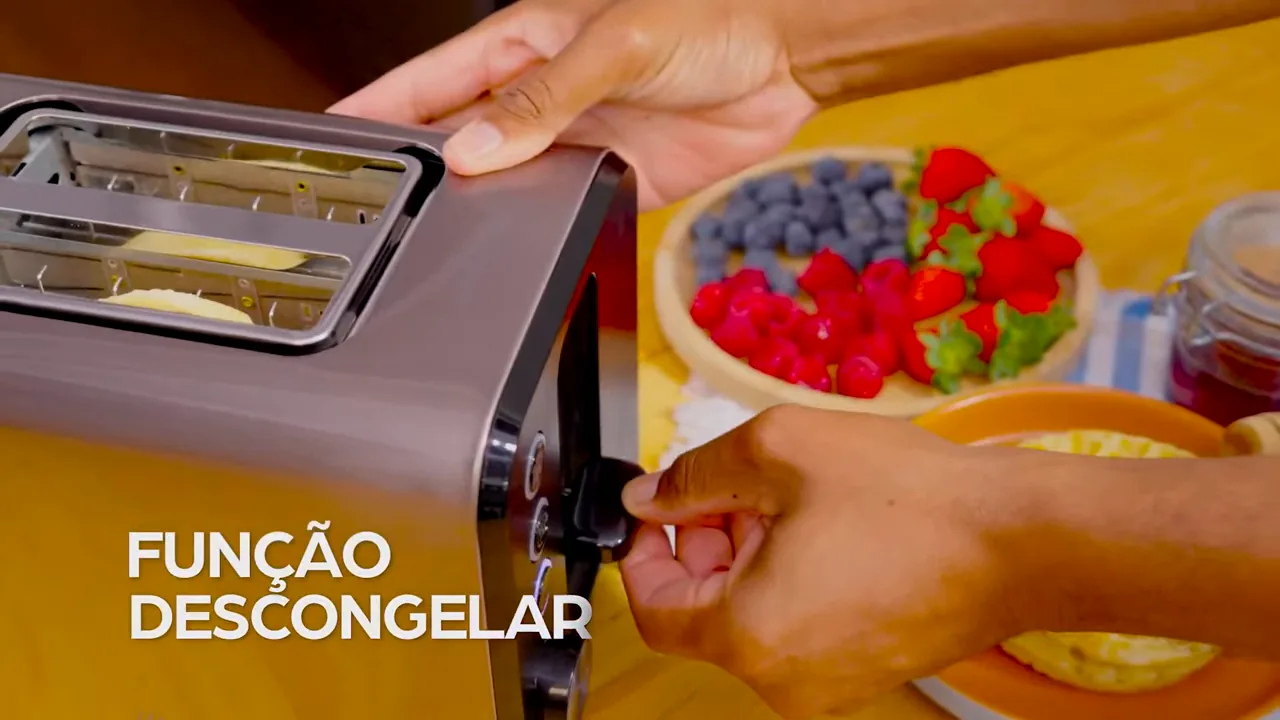 Acionamento da alavanca e função descongelar com waffles na torradeira