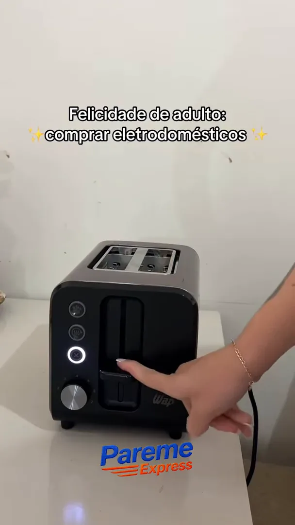 Inserção das fatias de pão e acionamento da torradeira elétrica