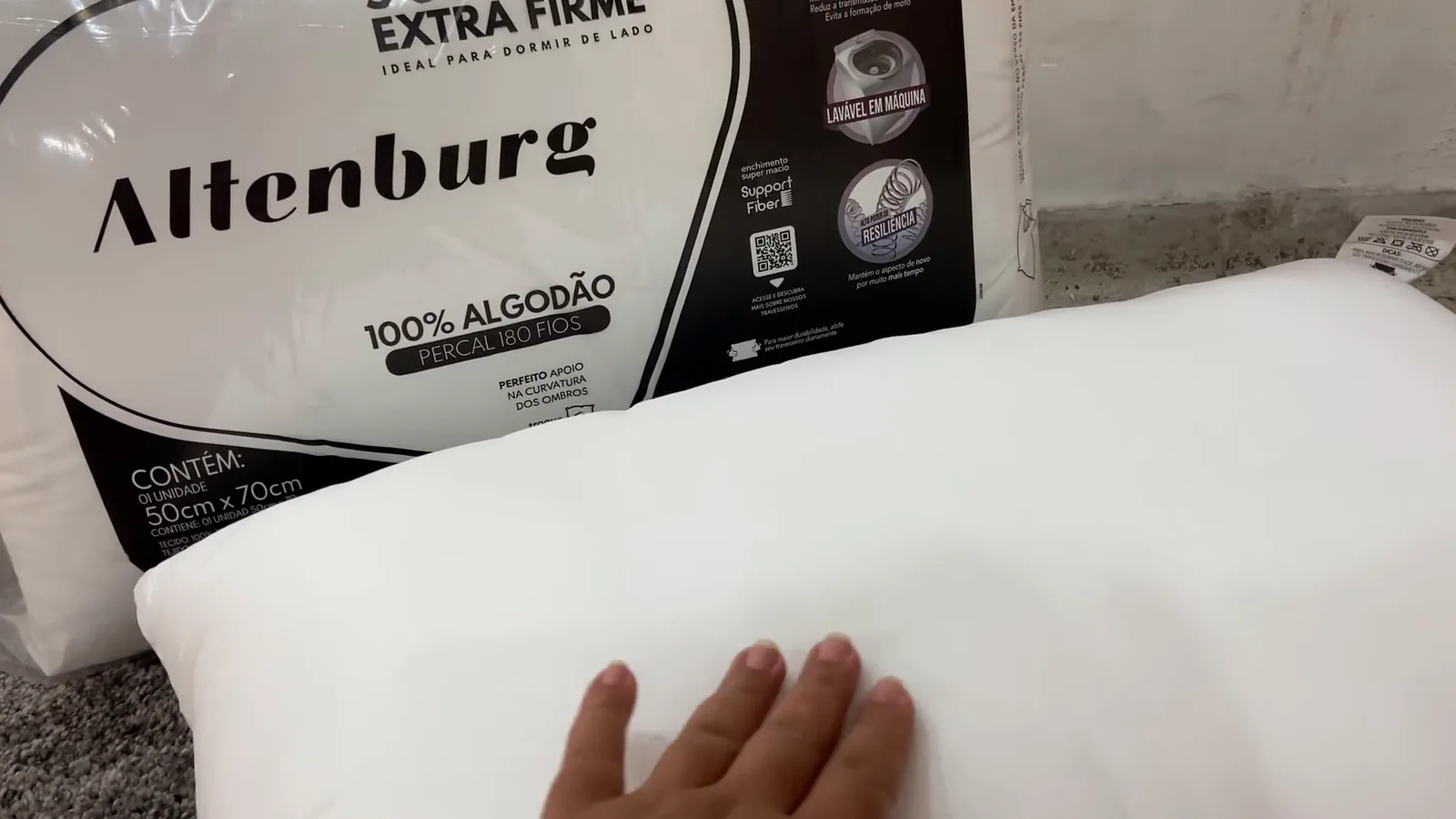 Teste de afundamento manual na estrutura do travesseiro extra firme