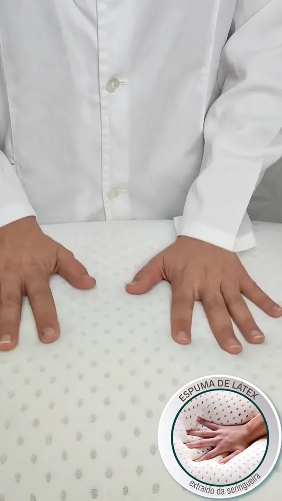 Teste de elasticidade e suporte no travesseiro de látex natural