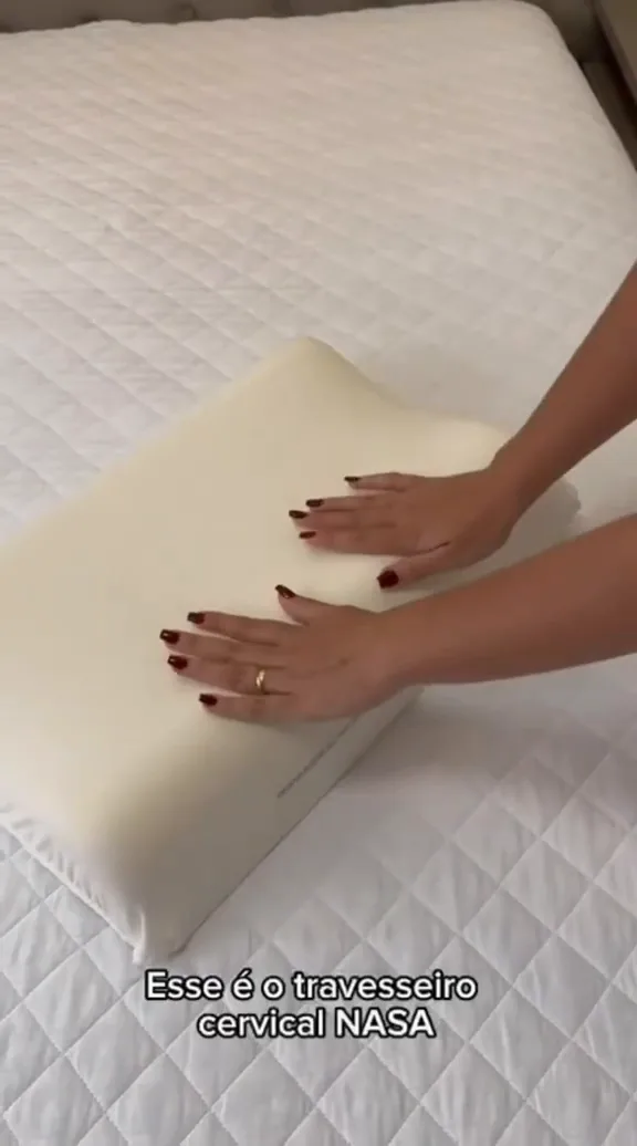 Espuma viscoelástica moldando sob pressão das mãos no travesseiro ortopédico