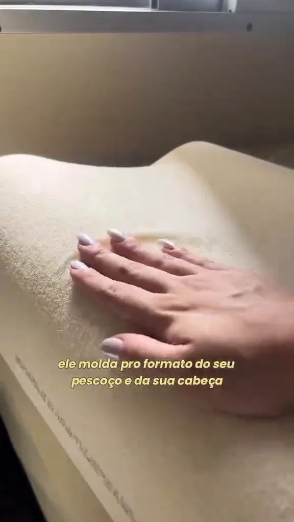 Espuma viscoelástica Nasa cedendo suavemente à pressão da mão