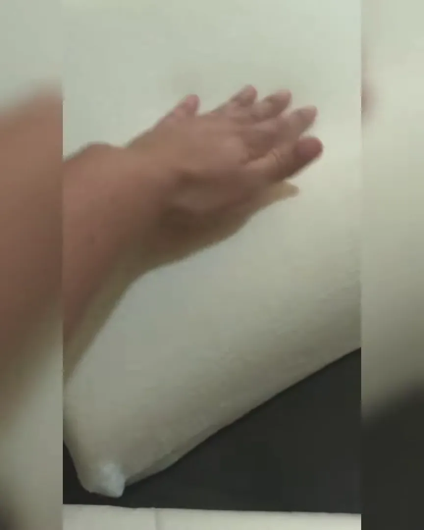Travesseiro ortopédico com capa plush recebendo pressão na área central
