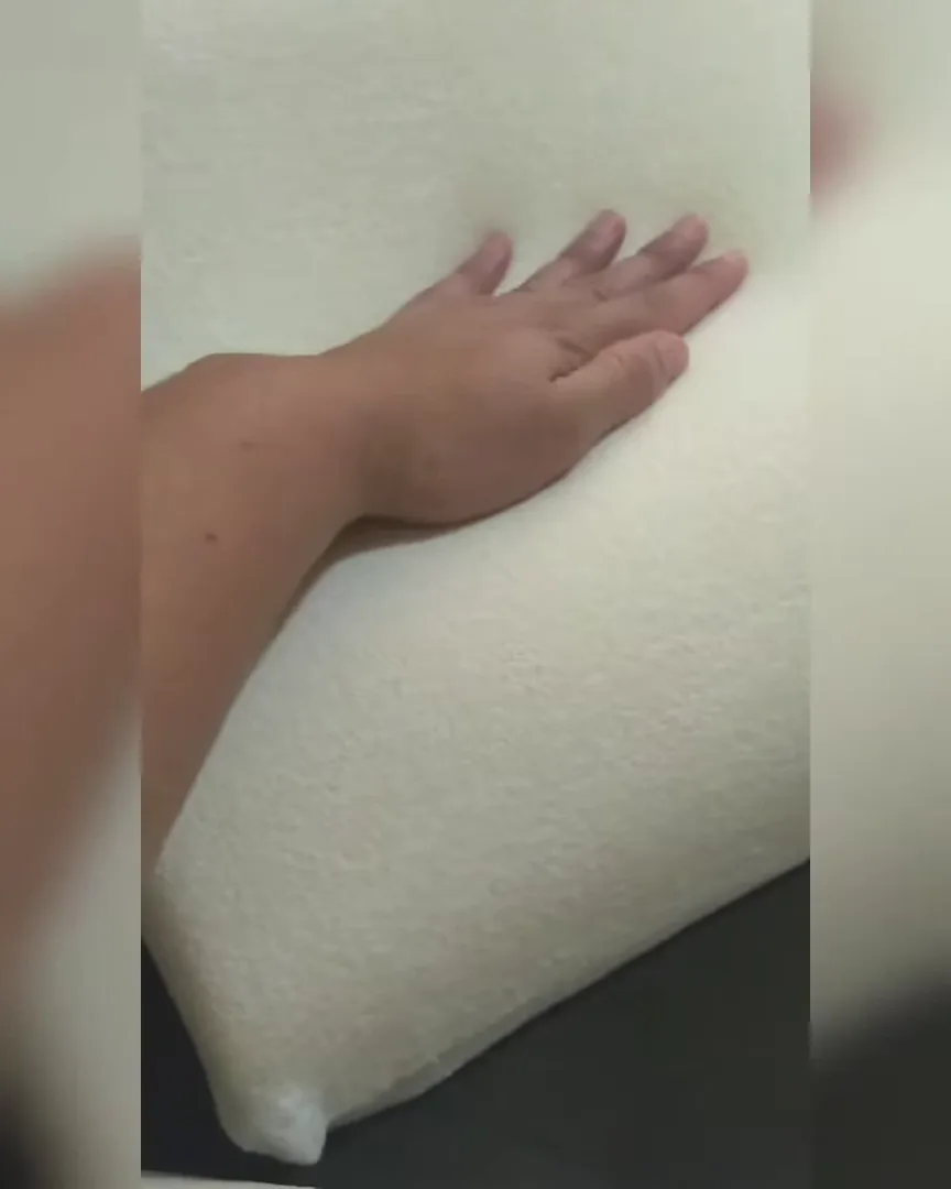 Pressão sobre o travesseiro cervical revestido em capa de plush macia