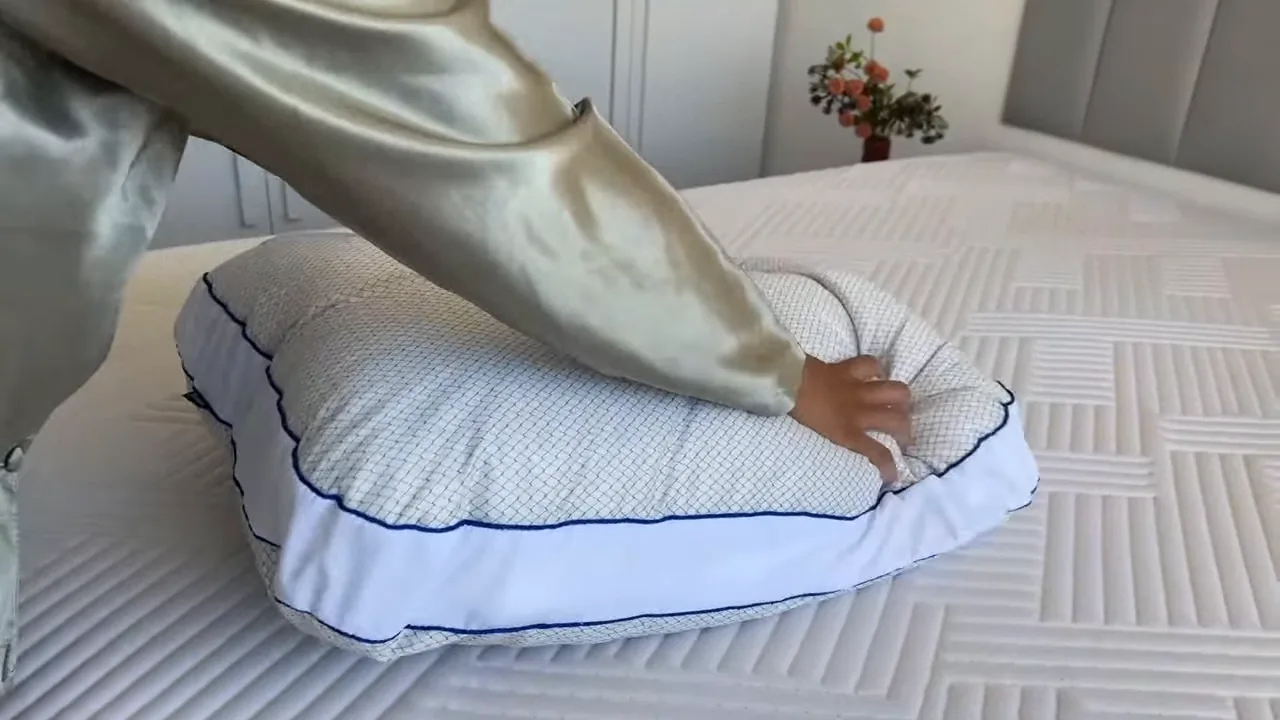 Teste de resistência ao afundamento pressionando as camadas do travesseiro