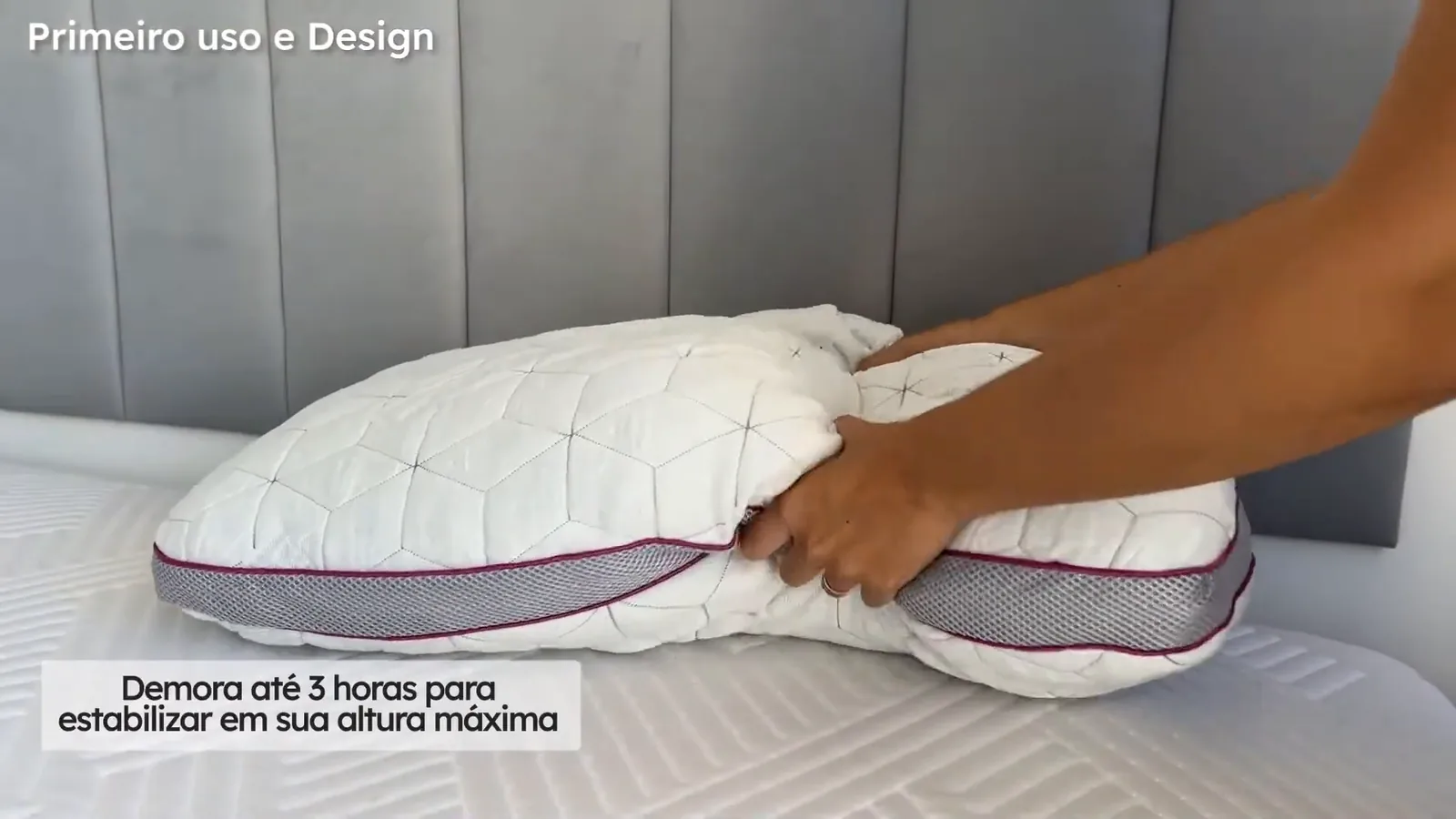 Amassando o travesseiro para distribuir os flocos de espuma viscoelástica