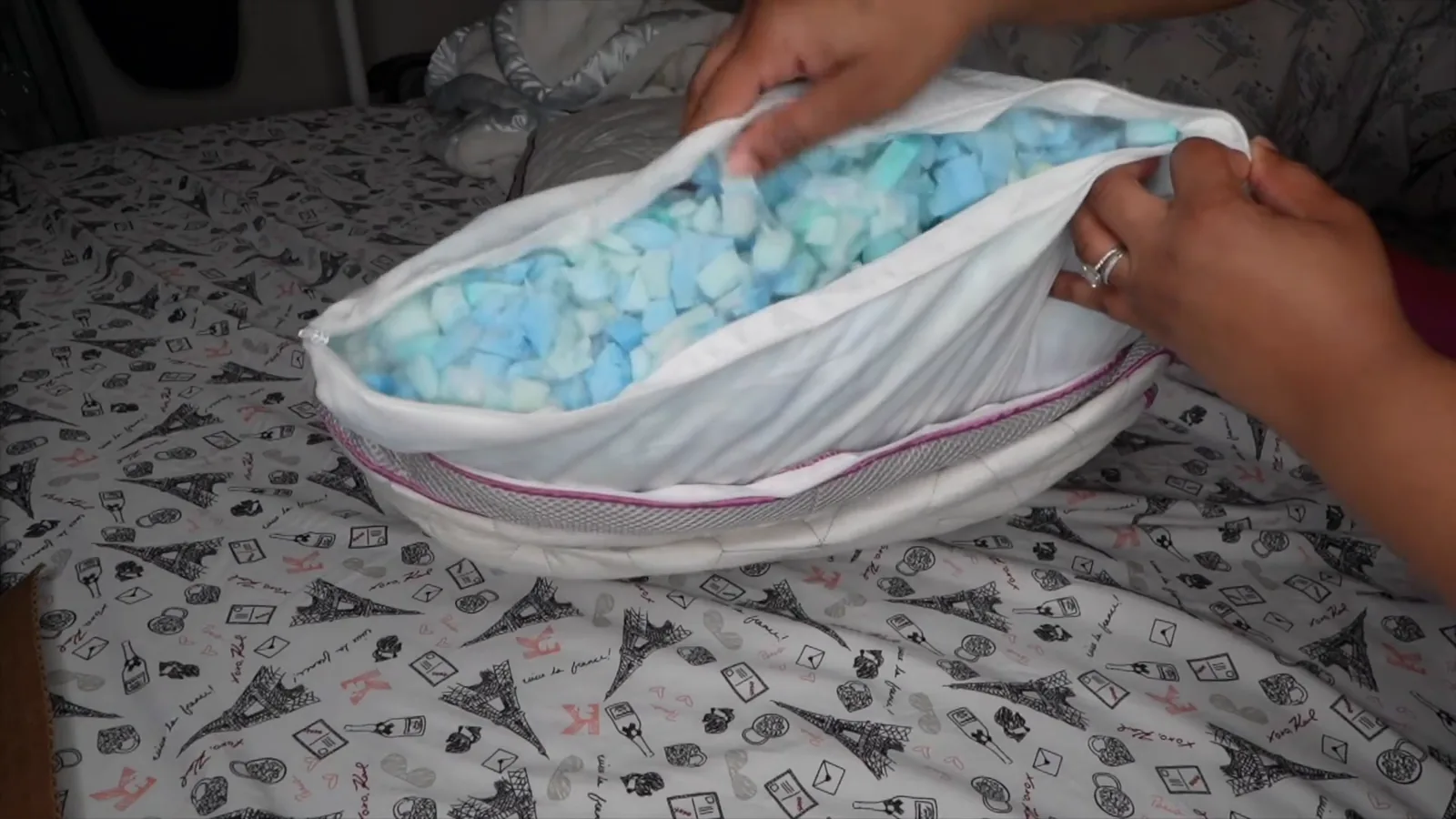 Abertura com zíper mostrando o enchimento em flocos de espuma viscoelástica