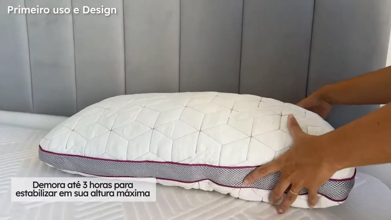 Afofando o travesseiro para que os flocos expandam ao tamanho ideal