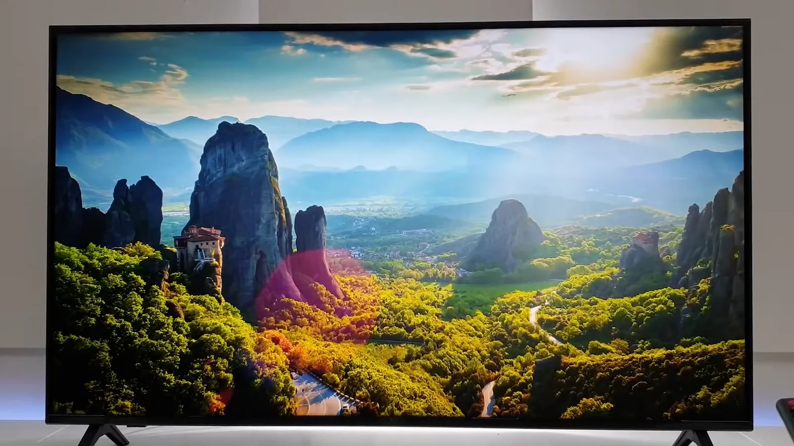 Smart TV LG exibindo imagem de paisagem com cores vivas