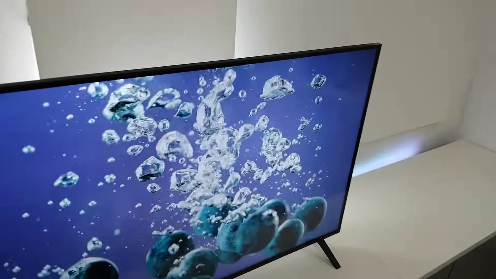 Painel LED reproduzindo cores vibrantes e alto nível de contraste