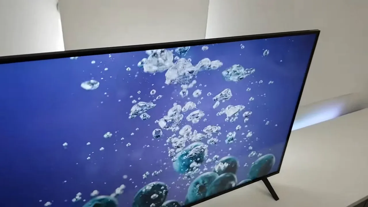 Smart TV LG reproduzindo vídeo em alta definição com cores vivas