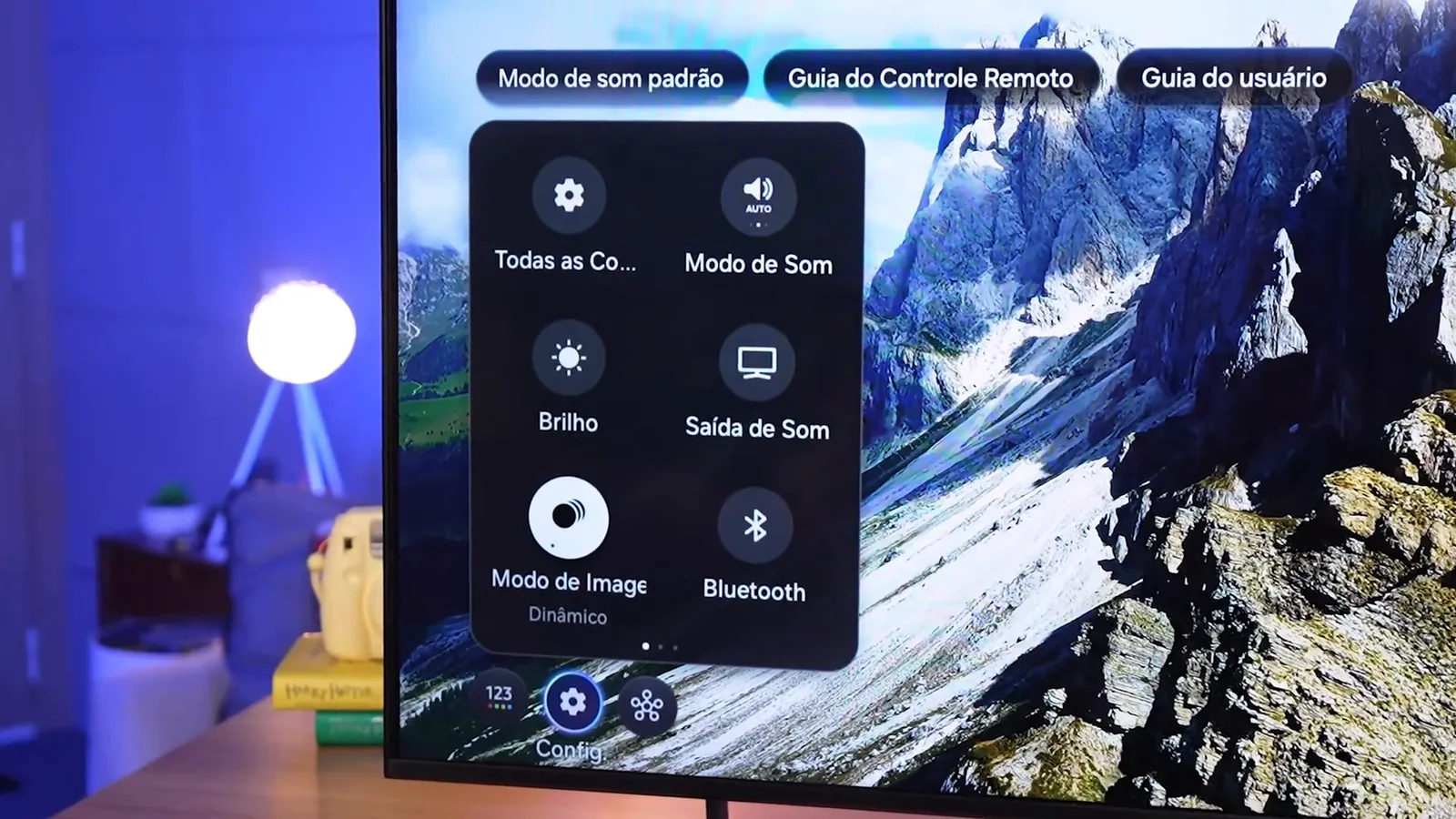 Menu de configurações rápidas do sistema Tizen exibido na smart TV