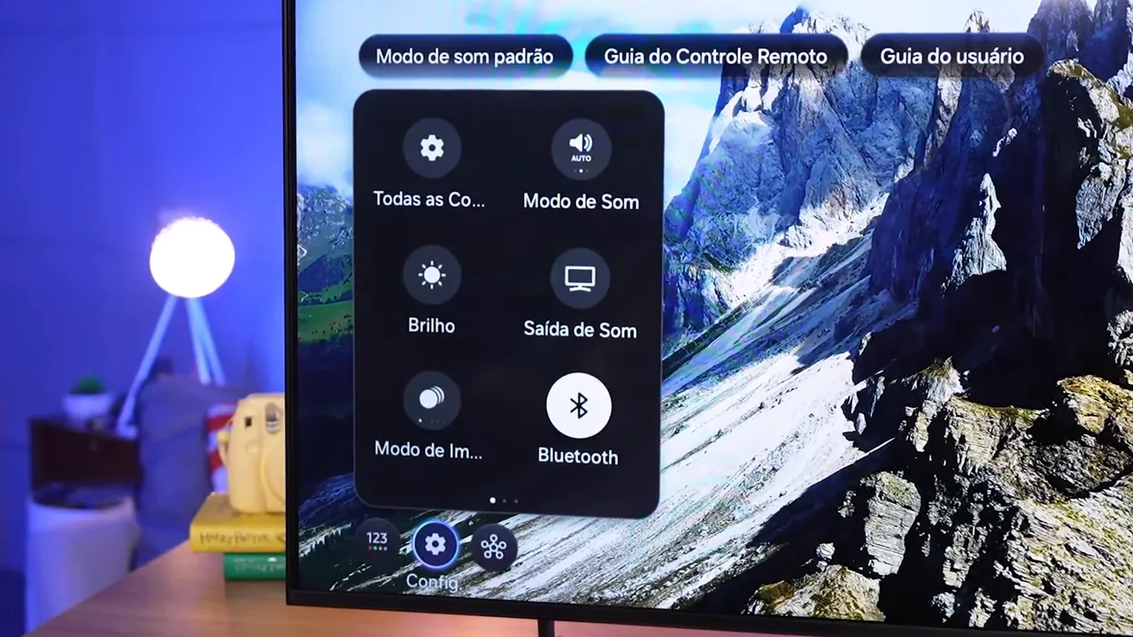 Navegação pelas opções de configurações rápidas no sistema operacional da smart TV